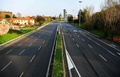 イタリア・ミラノで、普段は混雑しているが閑散とした道路（2020年3月22日撮影）。(c)Piero CRUCIATTI / AFP