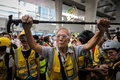 香港・東涌で、ゴーグルを着け、つえを持ってデモに参加する85歳の「ウォンおじいさん」（2019年9月7日撮影）。(c)VIVEK PRAKASH / AFP
