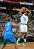 08-09NBA東カンファレンスプレーオフ準決勝、ボストン・セルティックス（%%Boston Celtics%%）対オーランド・マジック（%%Orlando Magic%%）第2戦。試合はセルティックスが112-94でマジックを下し、対戦戦績を1勝1敗の五分に戻した。昨季王者のセルティックスは、エディー・ハウス（%%Eddie House%%）が14本中11本のシュートを決めるなどで31得点、ローハン・ロンド（%%Rajon Rondo%%）が15得点、18アシスト、11リバウンドでトリプルダブルを記録し、対戦戦績を五分とした。写真はマジックのラファー・アルストン（%%Rafer Alston%%）の上からシュートを狙うセルティックスのローハン・ロンド（右）。（2009年5月6日撮影）(c)AFP/Getty Images/NBAE/Brian Babineau