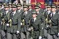 スペインの首都マドリードで行われた軍事ショー（2017年10月12日撮影）。(c)AFP/JAVIER SORIANO 