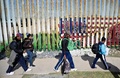 メキシコ・プラヤスデティフアナで、米国との国境フェンス沿いを歩く中米移民（2018年11月15日撮影）(c)ALFREDO ESTRELLA / AFP