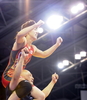 レスリング・女子フリースタイル55キロ級を制し栄和人（%%Kazuhito Sakae%%）監督に肩車されながら歓喜する吉田沙保里。（2008年8月16日撮影）(c)AFP/TOSHIFUMI KITAMURA