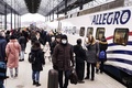 フィンランド・ヘルシンキの駅で、ロシア・サンクトペテルブルク発の高速列車「アレグロ」の運行停止前の最後の列車から降りた乗客（2022年3月27日撮影）。(c)Seppo Samuli / Lehtikuva / AFP