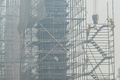 インド・ニューデリーで、濃いスモッグの中で働く建設作業員（2021年11月12日撮影）。(c)Prakash SINGH / AFP