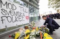 スウェーデン人2人が射殺された現場を訪れ花を供えるウルフ・クリステション同国首相。ベルギー・ブリュッセル（2023年10月18日撮影）。(c)BENOIT DOPPAGNE / Belga / AFP
