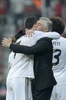 サッカー欧州チャンピオンズリーグ2013-14（UEFA Champions League 2013-14）準決勝第2戦、バイエルン・ミュンヘン（Bayern Munich）対レアル・マドリード（Real Madrid）。チーム4得点目を決め、カルロ・アンチェロッティ（Carlo Ancelotti）監督（右）と抱き合うレアル・マドリードのクリスティアーノ・ロナウド（Cristiano Ronaldo、2014年4月29日撮影）。(c)AFP/CHRISTOF STACHE