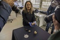 ユダヤ砂漠にあるムラバット洞窟の発掘現場で出土した筒の中に入っていた15枚の銀貨を報道陣に公開するイスラエル考古学庁（IAA）のナーマ・スケニク博士（2022年12月13日撮影）。(c)MENAHEM KAHANA / AFP
