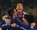 2010年サッカーW杯南アフリカ大会（2010 World Cup）1次リーグE組、デンマーク対日本。決勝トーナメント進出を決め、田中マルクス闘莉王（Marcus Tulio Tanaka、左）、中澤佑二（Yuji Nakazawa、右）と喜びを分かち合う長谷部誠（Makoto Hasebe、2010年6月24日撮影）。(c)AFP/ROBERTO SCHMIDT