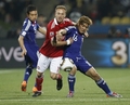 2010年サッカーW杯南アフリカ大会（%%2010 World Cup%%）1次リーグE組、デンマーク対日本。日本は3-1で勝利し、勝ち点6（2勝1敗）の同組2位で決勝トーナメントに進んだ。日本の決勝トーナメント進出は、自国開催以外のW杯では初めて。写真はデンマークのデニス・ロンメダール（%%Dennis Rommedahl%%）と競り合う日本の大久保嘉人（%%Yoshito Okub%%、右）。（2010年6月24日撮影）(c)AFP/THOMAS COEX