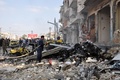 シリア中部ホムスで、2台の自動車爆弾が爆発した現場（2016年2月21日撮影）。(c)AFP