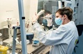 デンマーク・オールボーの大学で、同国で感染が確認された新型コロナウイルスに英国由来の変異株があるか調べる研究者（2021年1月15日撮影）。(c)Henning Bagger / Ritzau Scanpix / AFP