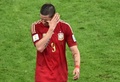 サッカーW杯ブラジル大会（2014 World Cup）グループB、スペイン対チリ。試合後、涙を拭うスペインのフェルナンド・トーレス（Fernando Torres、2014年6月18日撮影）。(c)AFP/MARTIN BERNETTI