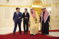 サウジアラビアの首都リヤドでサルマン国王（右から2人目）と会談した安倍晋三首相（2020年1月12日撮影）。(c)AFP PHOTO / SAUDI ROYAL PALACE / BANDAR AL-JALOUD