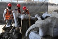 メキシコ・スンパンゴで発見されたマンモスの骨（2020年9月8日撮影）。(c)RODRIGO ARANGUA / AFP