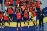 トランプ氏にブーイング、W杯決勝表彰台に居残り強引にスポットライト浴びる