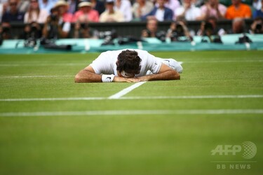 ウィンブルドン準決勝で転倒したフェデラー、故障の不安明かす 写真6枚