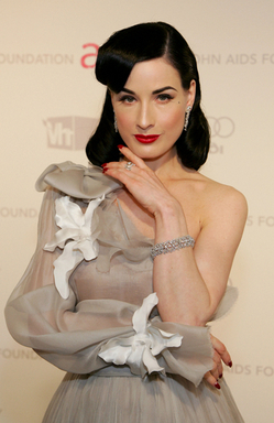 エルトン・ジョン・エイズ基金主催のアカデミー賞チャリティ・パーティーにディータ・ヴォン・ティース登場 米国 写真16枚 ファッション