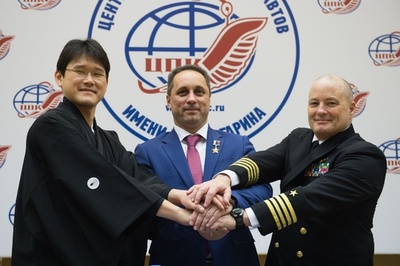 宇宙飛行士の金井さん、和服姿で登場 ISSクルーの記者会見で