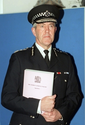 ダイアナ元妃事故、「警察の警護があれば防げた」と元警視総監