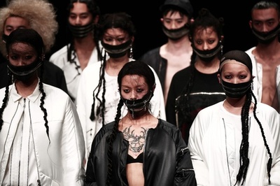 「異文化をファスナーでつなぐ」 韓国人デザイナーの東京ランウエー