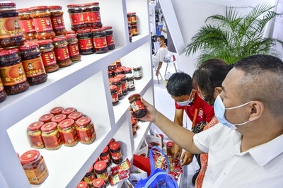 おふくろの味「老干媽」 中国の国民的調味料にも流行の波