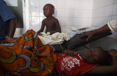 新年の花火で群衆殺到、60人死亡 コートジボワール