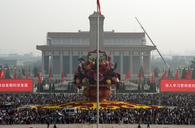 大型連休を迎えた中国、天安門広場は観光客で大混雑