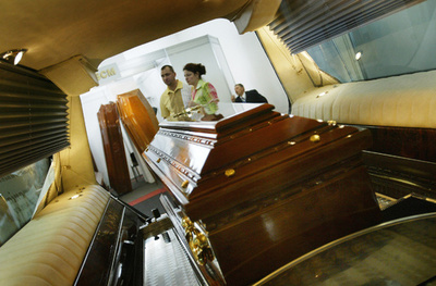 葬儀場で霊柩車ジャック、遺体乗せたままカーチェイス 豪州