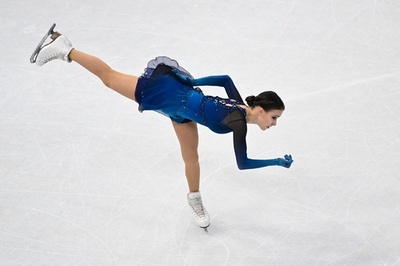 16歳シェルバコワが首位発進、紀平は2位 世界フィギュア