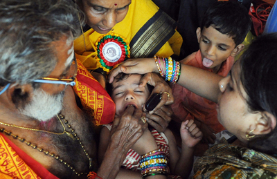 生きた魚が口移し、ぜんそくに効く秘伝の薬に数千人が殺到 インド