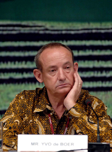 温暖化防止バリ島会議の「クールビズ」、ろうけつ染め「バティック」でカラフルに