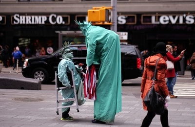 求む、記念撮影！NYタイムズスクエアに「自由の女神」出現