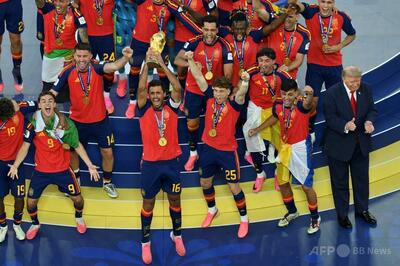 トランプ氏にブーイング、W杯決勝表彰台に居残り強引にスポットライト浴びる