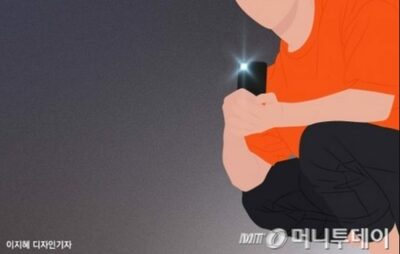 韓国・女子高の更衣室を1カ月間も盗撮…男子中学生、窓にスマホを密着