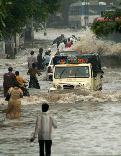 南アジアの大洪水、死者2700人と増加の一方