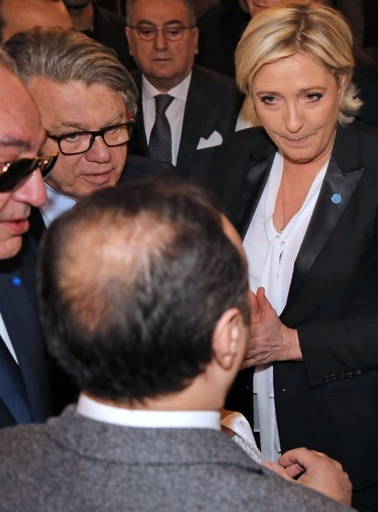 仏極右党首、スカーフ着用拒み物議 レバノンのイスラム権威訪問で