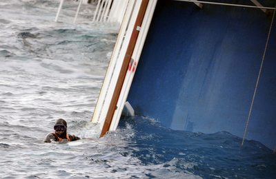 イタリア沖の豪華クルーズ船座礁事故、死者7人に