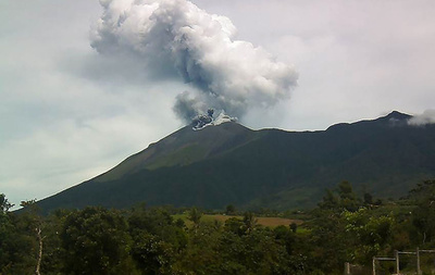 フィリピン中部のカンラオン山が噴火