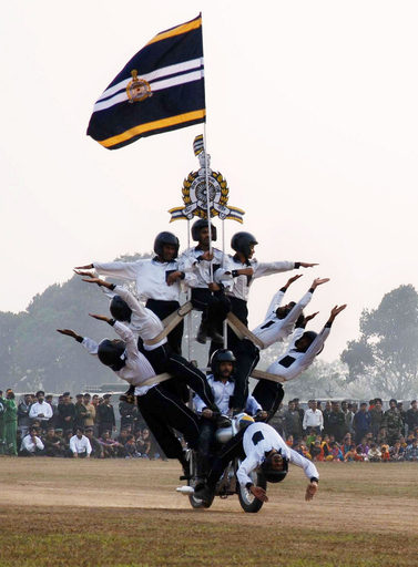 インド陸軍オートバイ部隊の演技、軍設立60周年式典で