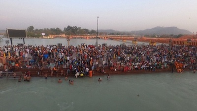 動画：ガンジス川で数十万人が沐浴 インド