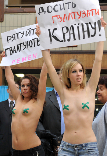 ウクライナの女性団体、大統領選投票所でセミヌード抗議