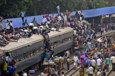 「犠牲祭」に帰省する人で溢れる列車、バングラデシュ