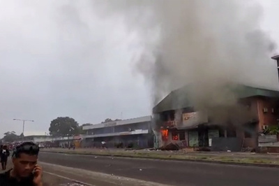 ソロモン諸島首都で反政府デモ、暴徒がチャイナタウン襲撃・放火