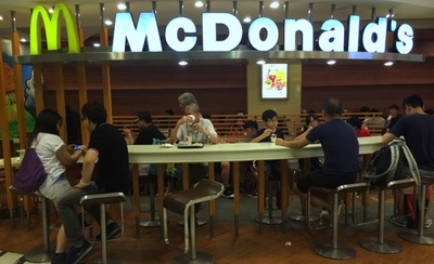 マクドナルドの席で女性死亡、数時間誰も気付かず 香港