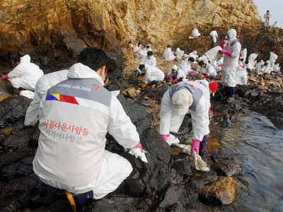 韓国史上最悪の原油流出事故、除去費用の支払いまでタンカー差し押さえ