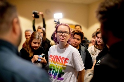 国外退去命令受けたアフガン人搭乗の飛行機に乗り込み抗議、女子学生に罰金 スウェーデン