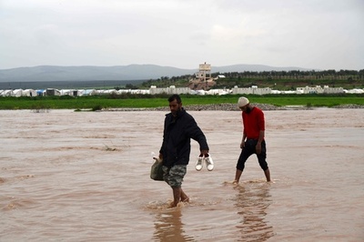 シリア北西部の避難民キャンプで洪水、4万人以上が被災