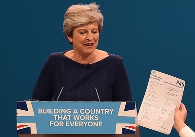 コメディアン乱入、セット崩壊…メイ英首相、党大会の演説で受難