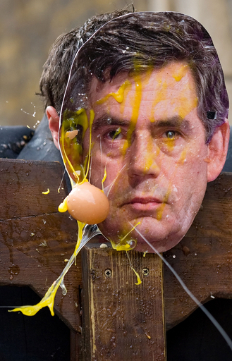 ブラウン英首相、「拷問したい」人物に 卵投げイベント行われる