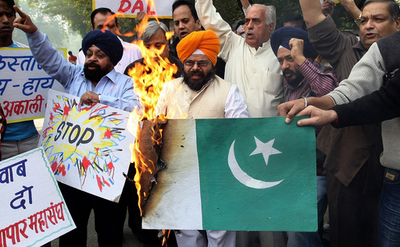 インド外相かたる偽電話でパキスタンが厳戒態勢、ムンバイ襲撃のさなか